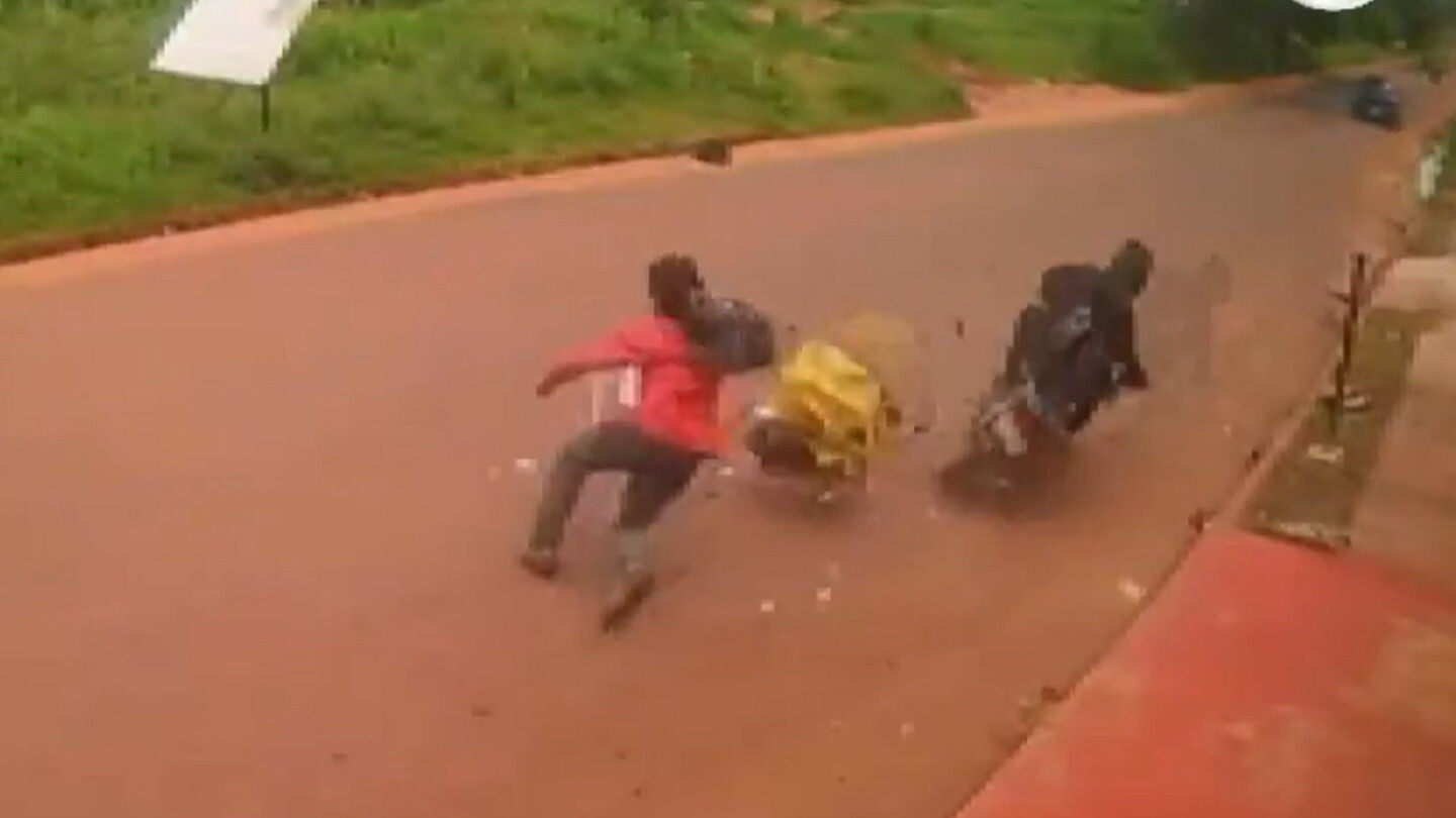 Video: Motociclista embiste a un transeúnte en Cambyretá