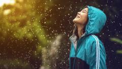 4 beneficios fascinantes de salir bajo la lluvia, según la ciencia